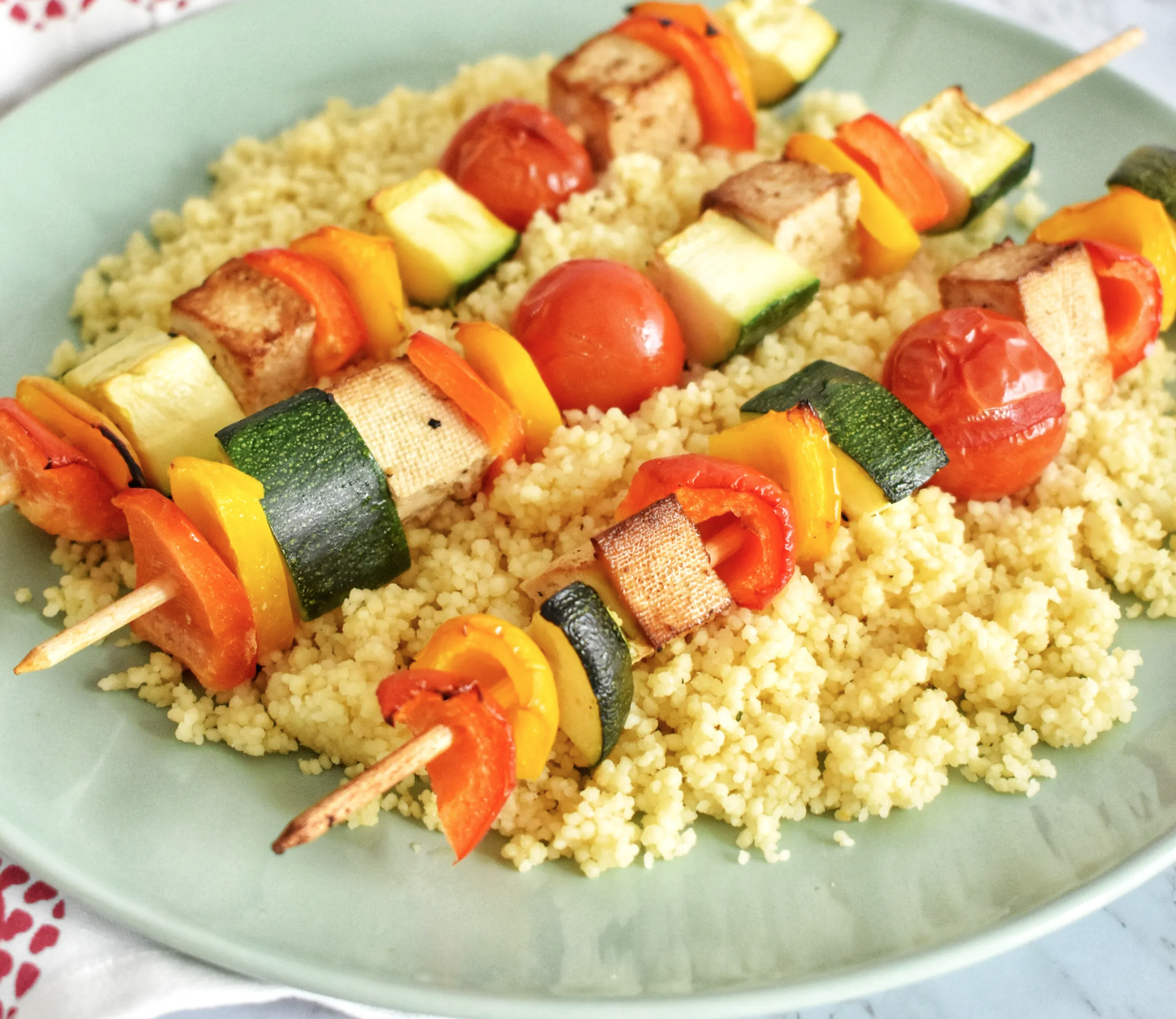 BROCHETAS DE TOFU Y VERDURAS CON CUSCÚS